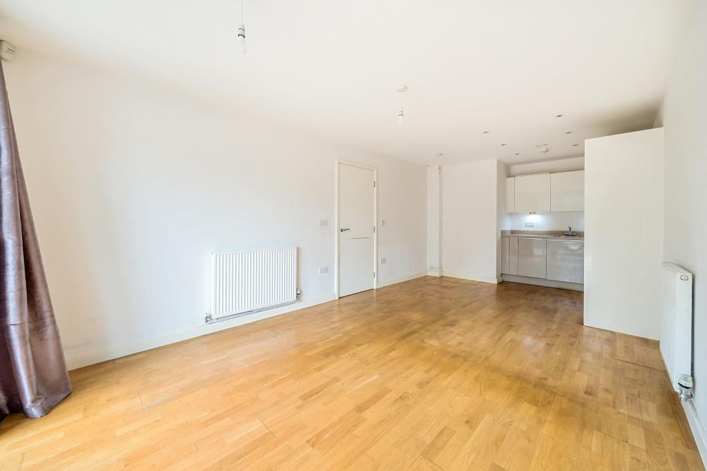 2 bed flat for sale in Slough, Berkshire SL1, £300,000