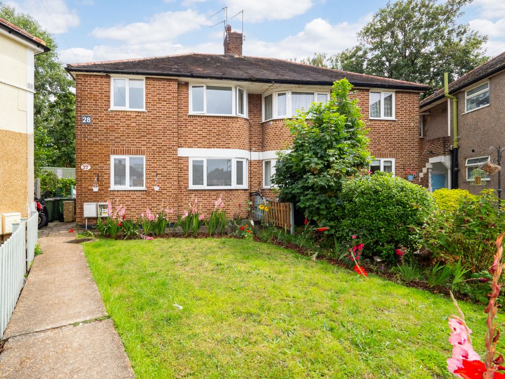 2 bed maisonette for sale in Reynolds Close, Carshalton SM5, £300,000