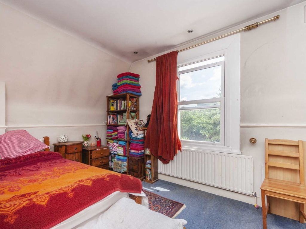 1 bed flat for sale in Valley Road, London SW16, £250,000