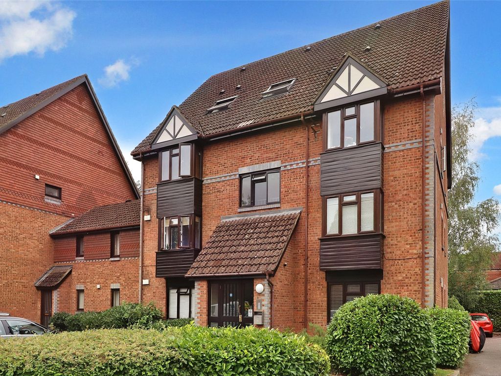 1 bed flat for sale in Woking, Surrey GU22, £150,000