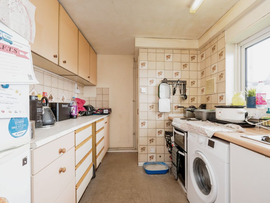 2 bed flat for sale in Avon Drive, Bedford, Bedfordshire MK41, £170,000