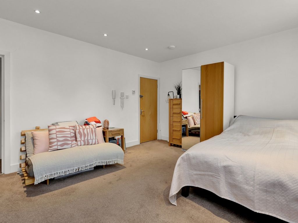 1 bed flat for sale in Chiswick High Road, Chiswick W4, £325,000