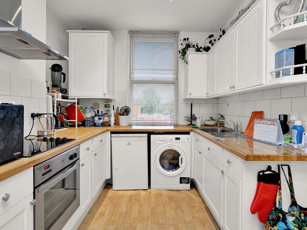 1 bed flat for sale in Chiswick High Road, Chiswick W4, £325,000