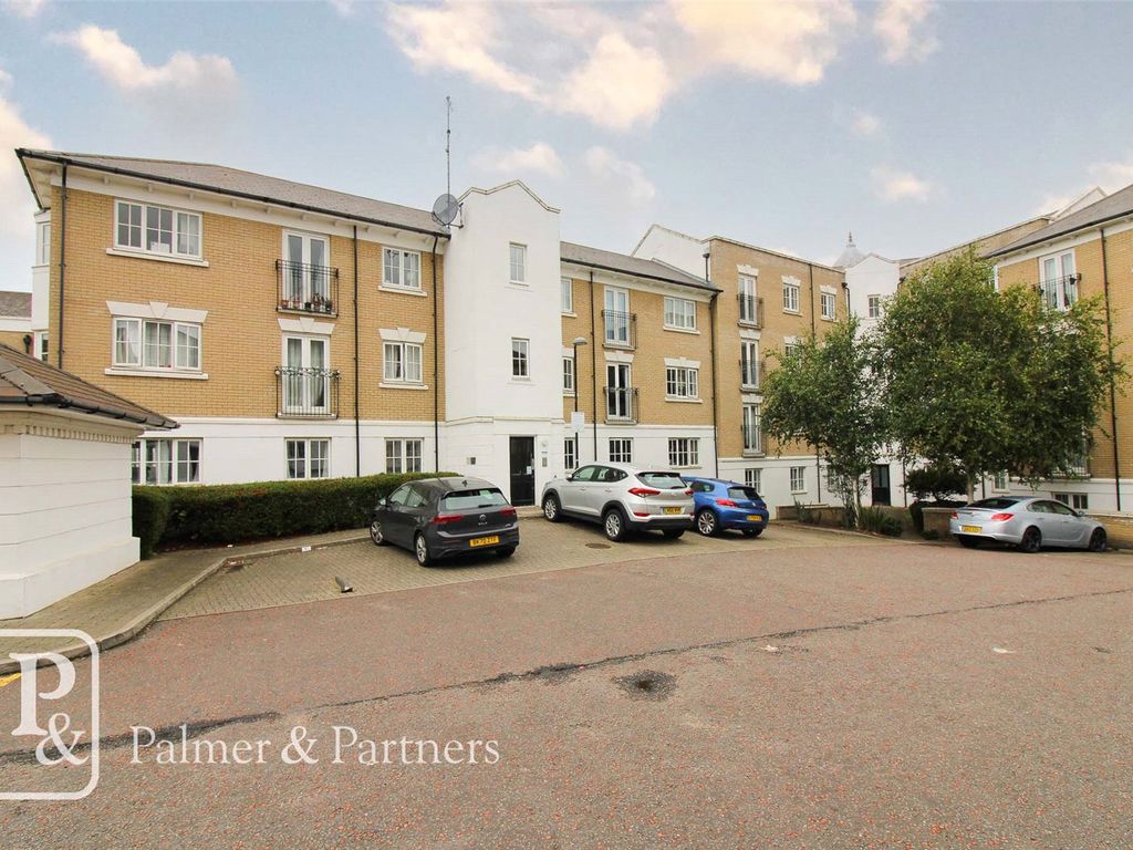 2 bed flat for sale in George Williams Way, Colchester, Essex CO1, £150,000