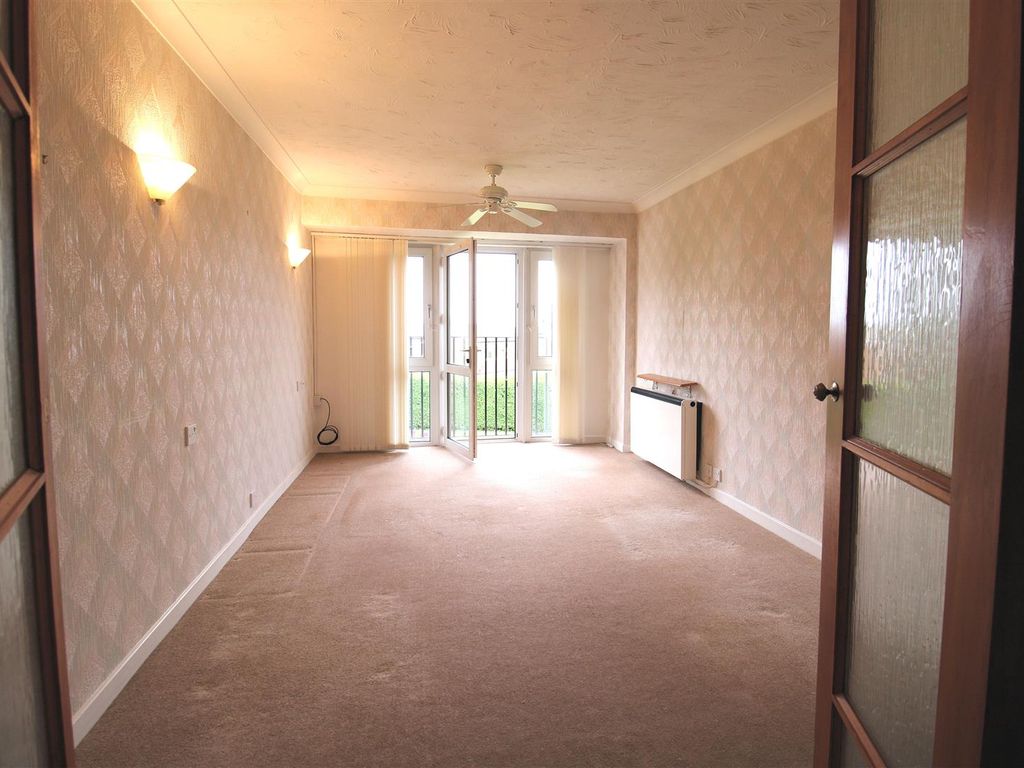 1 bed flat for sale in Lyndhurst Court, Hunstanton PE36, £90,000