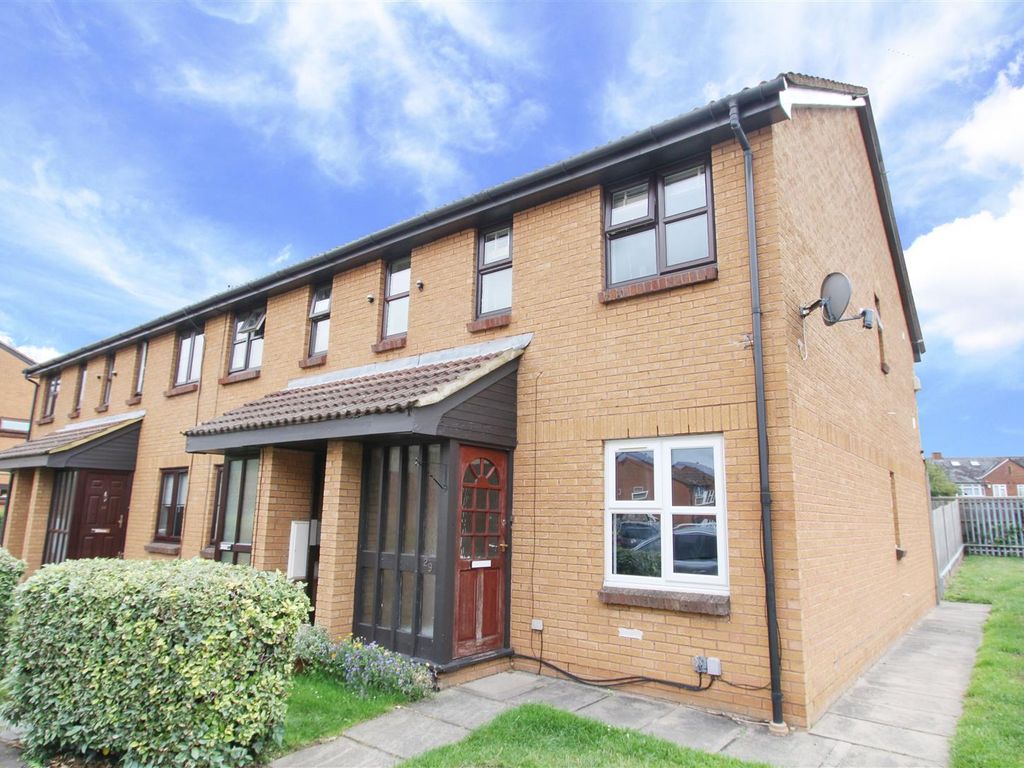 1 bed flat for sale in Clarkes Drive, Hillingdon UB8, £230,000