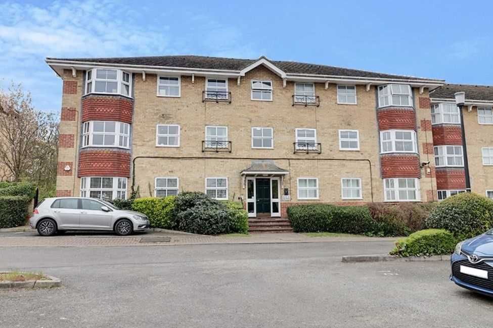 2 bed flat for sale in Wayletts, Leigh-On-Sea SS9, £190,000