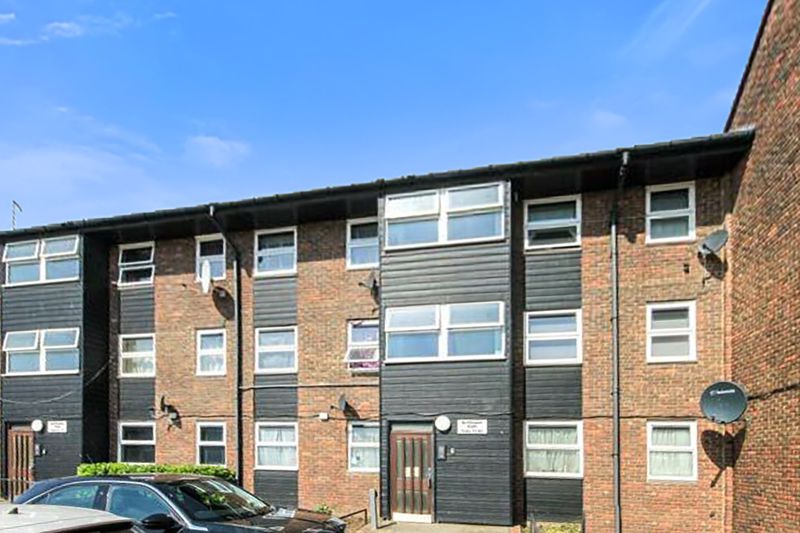 1 bed flat for sale in Bellflower Path, Romford RM3, £170,000