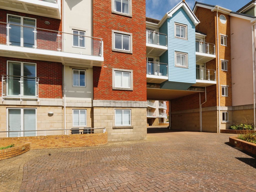 2 bed flat for sale in Honeycombe Chine, Boscombe, Bournemouth BH5, £225,000