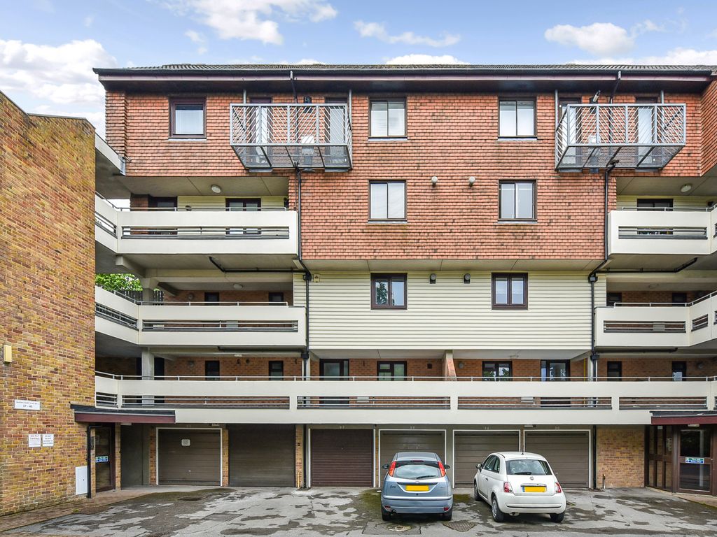 1 bed flat for sale in Kingsway Gardens, Andover SP10, £97,950