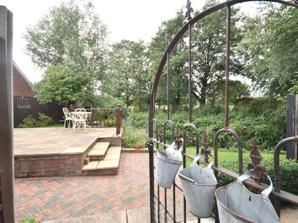 1 bed terraced house for sale in Old School Court, Hockliffe LU7, £225,000