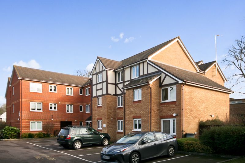 2 bed flat for sale in Forty Avenue, Wembley HA9, £200,000