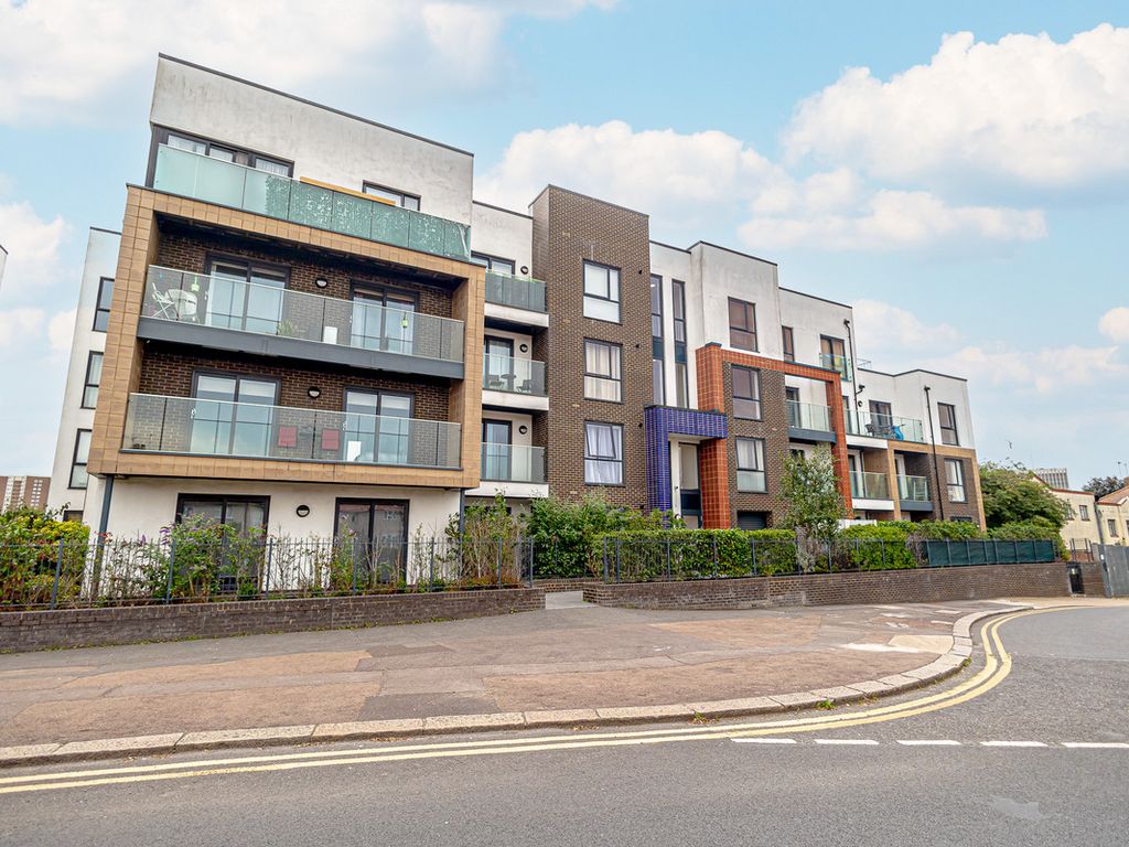 2 bed flat for sale in Sutton Road, Southend-On-Sea SS2, £220,000