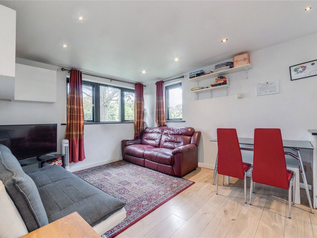 1 bed flat for sale in Friars Mead, Cubitt Town E14, £275,000