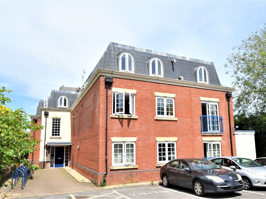 2 bed flat for sale in Beaconsfield Road, Waterlooville PO7, £210,000