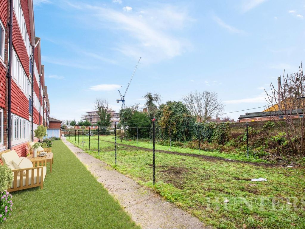 1 bed flat for sale in Newton Road, London N15, £250,000