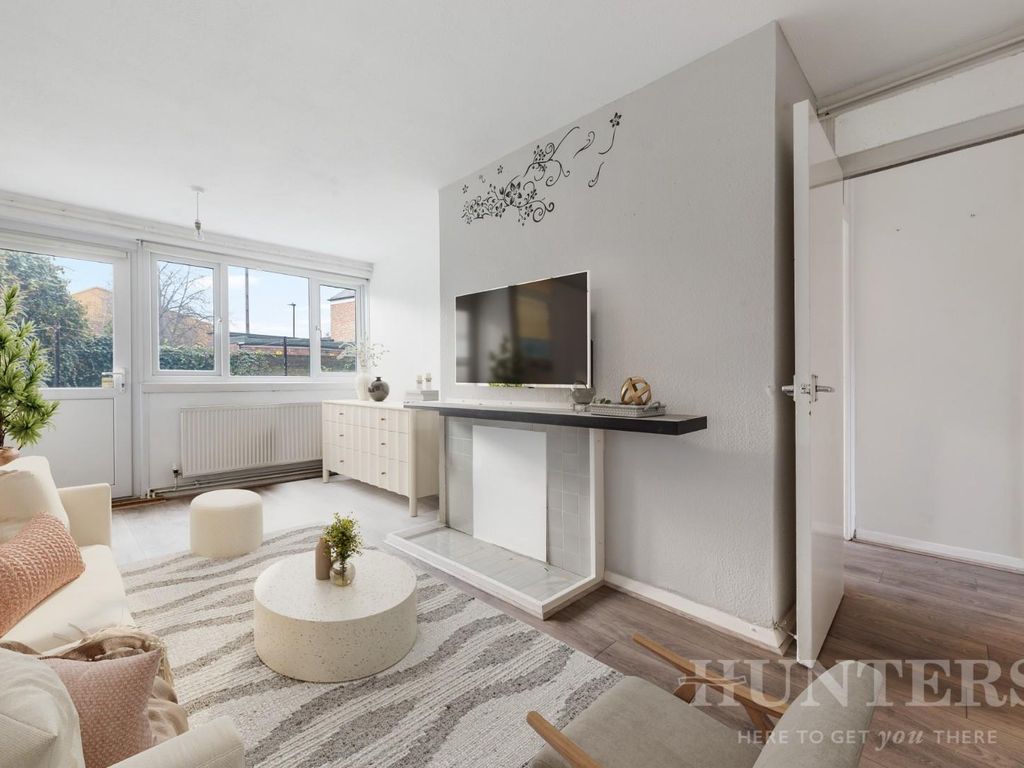 1 bed flat for sale in Newton Road, London N15, £250,000