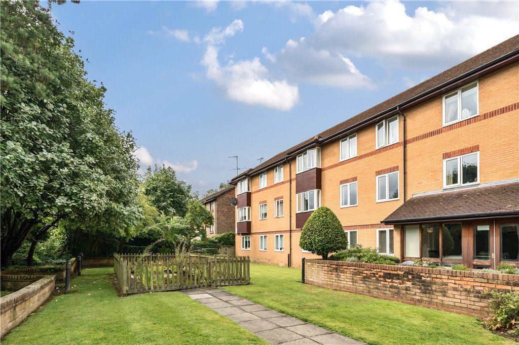 2 bed flat for sale in Pembroke Lodge, Du Cros Drive, Stanmore HA7, £259,950