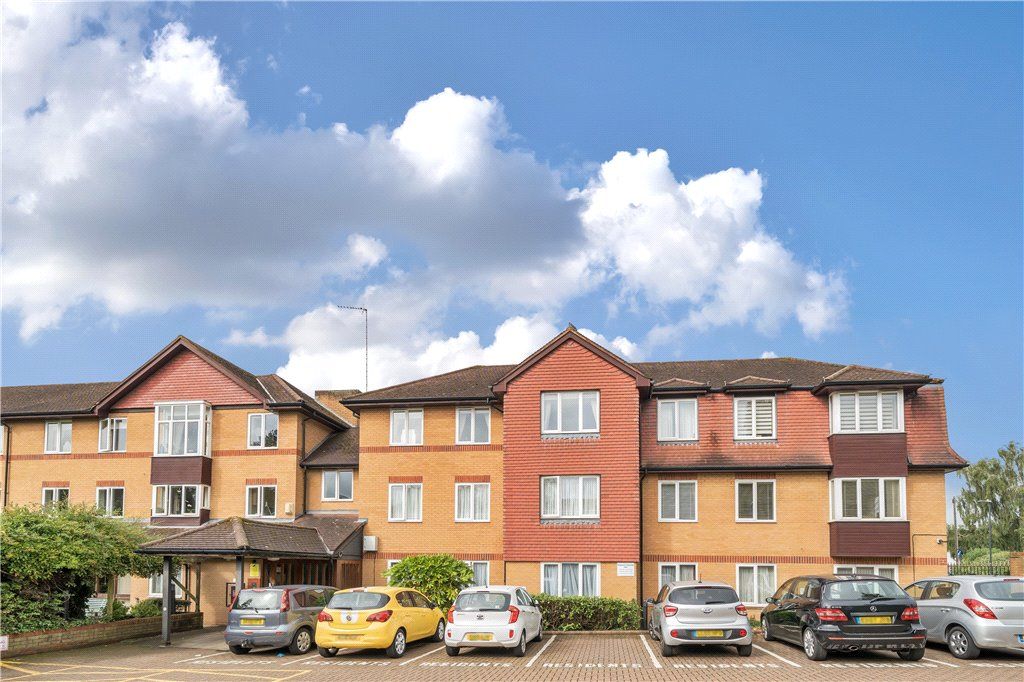2 bed flat for sale in Pembroke Lodge, Du Cros Drive, Stanmore HA7, £259,950