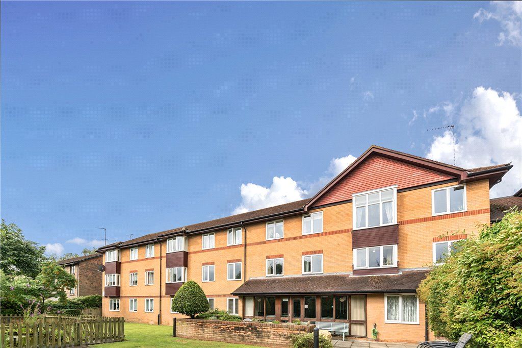 2 bed flat for sale in Pembroke Lodge, Du Cros Drive, Stanmore HA7, £259,950