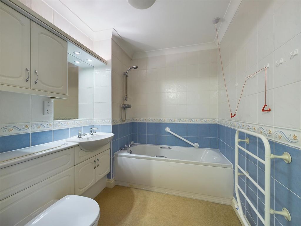 1 bed flat for sale in Calcot Priory, Bath Road, Calcot, Reading RG31, £95,000