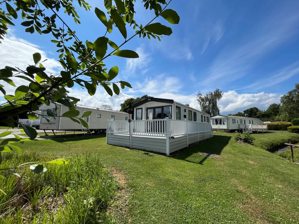 2 bed mobile/park home for sale in Carlton Meres Park, Carlton, Saxmundham IP17, £35,000