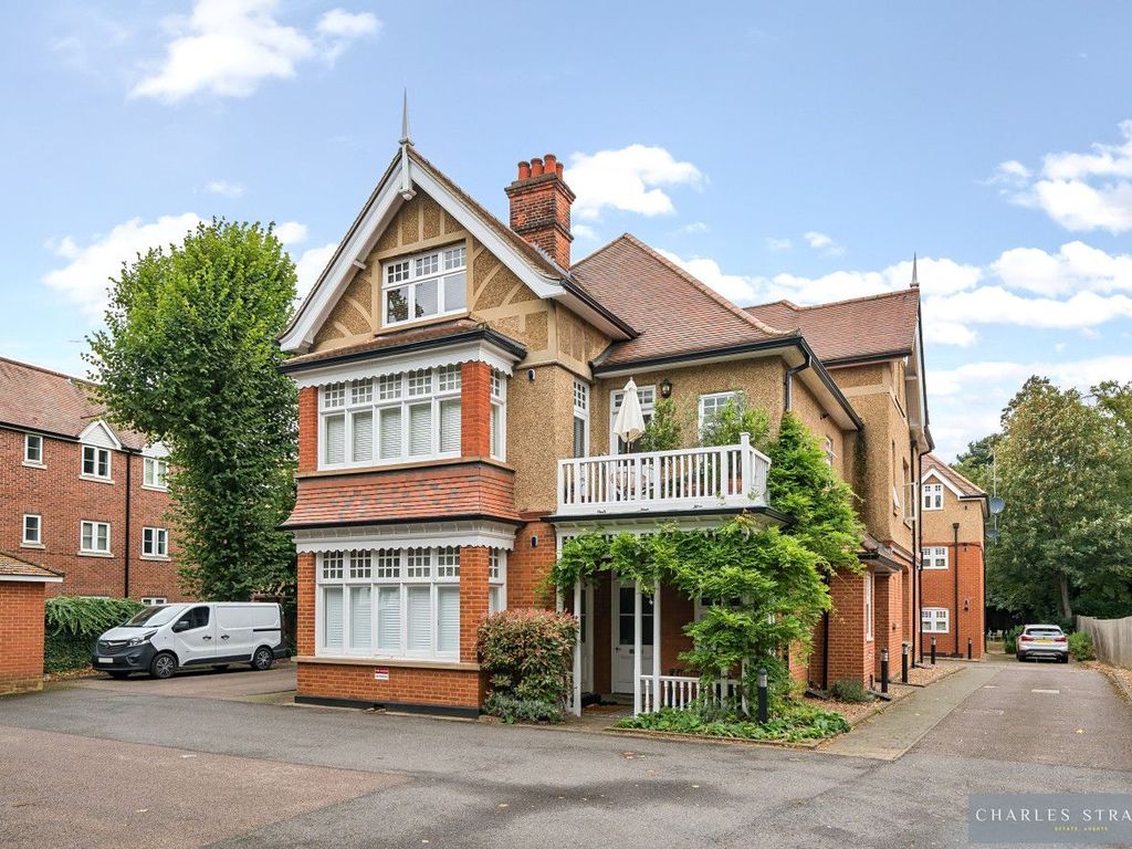 1 bed flat for sale in Kingswood Lodge, Main Road, Gidea Park RM2, £290,000