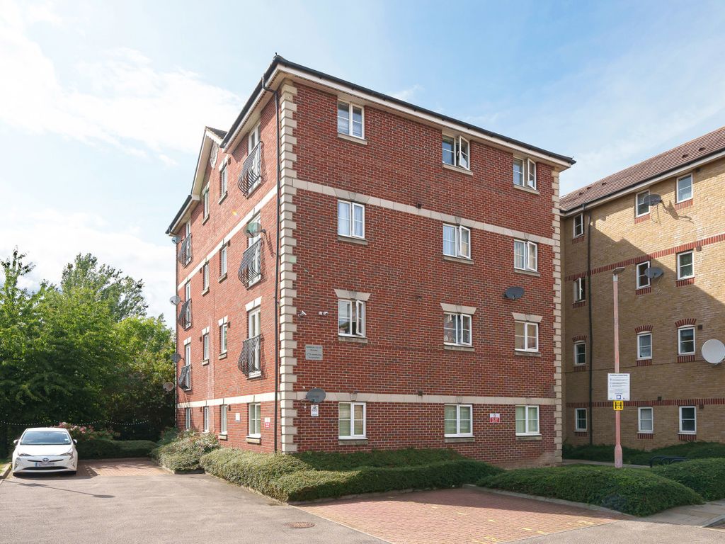 2 bed flat for sale in Stern Close, Barking IG11, £260,000