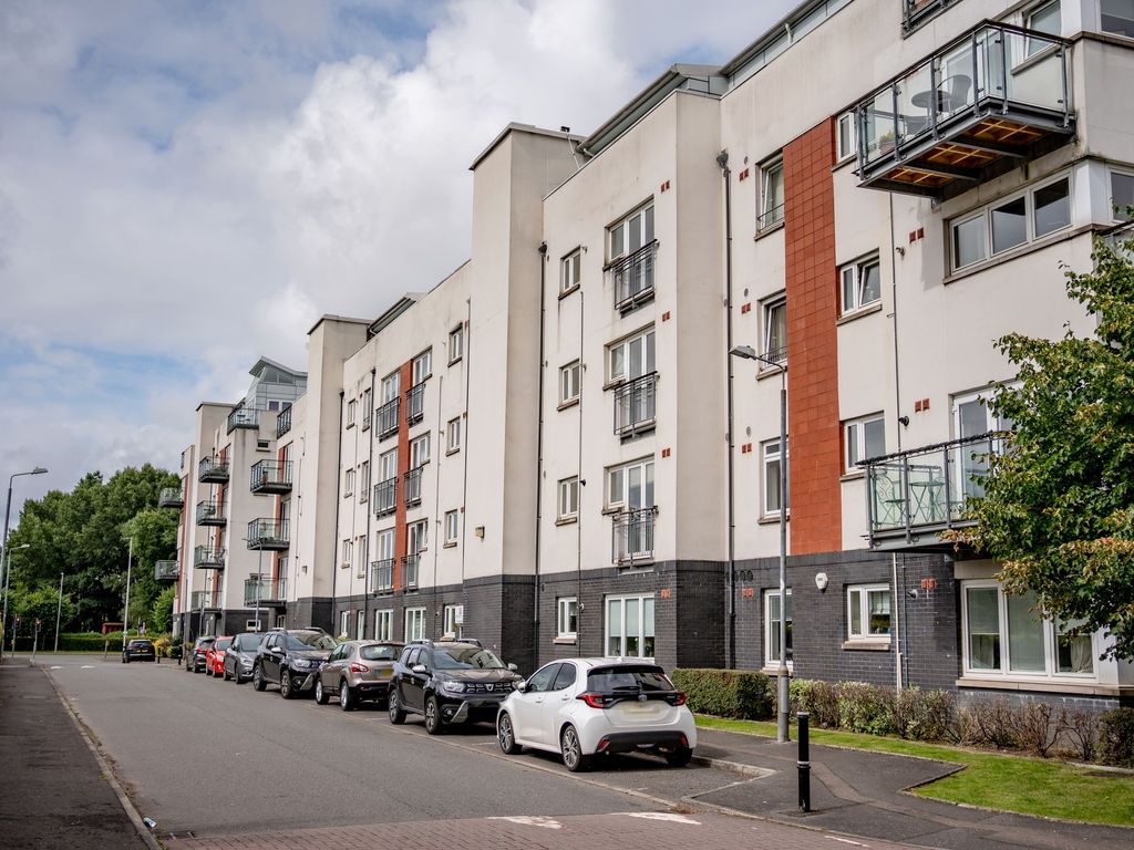 2 bed flat for sale in Lapwing Road, Renfrew PA4, £125,000
