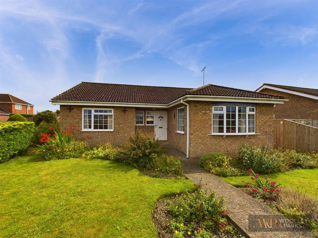 3 bed detached bungalow for sale in Kings Mill Close, Driffield YO25, £320,000