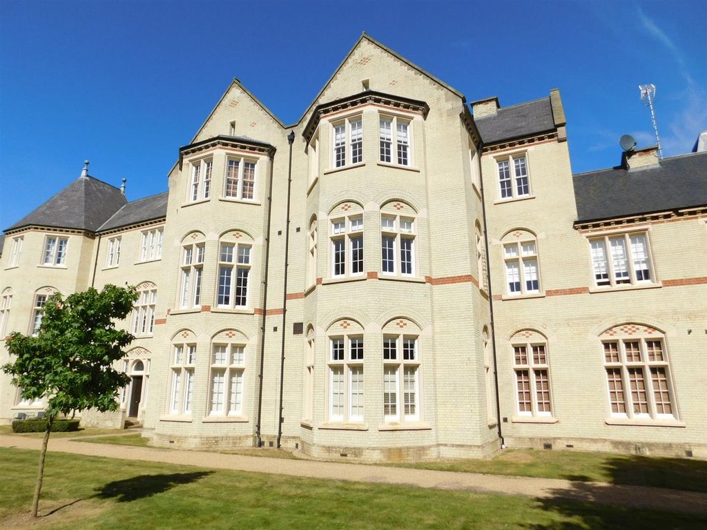 2 bed flat for sale in East Wing, Fairfield Hall, Kingsley Avenue, Fairfield SG5, £325,000