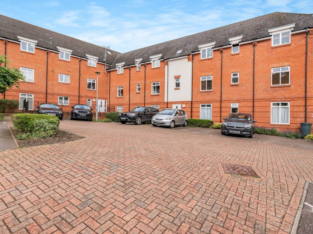 2 bed flat for sale in Old Saw Mill Place, Amersham HP6, £325,000