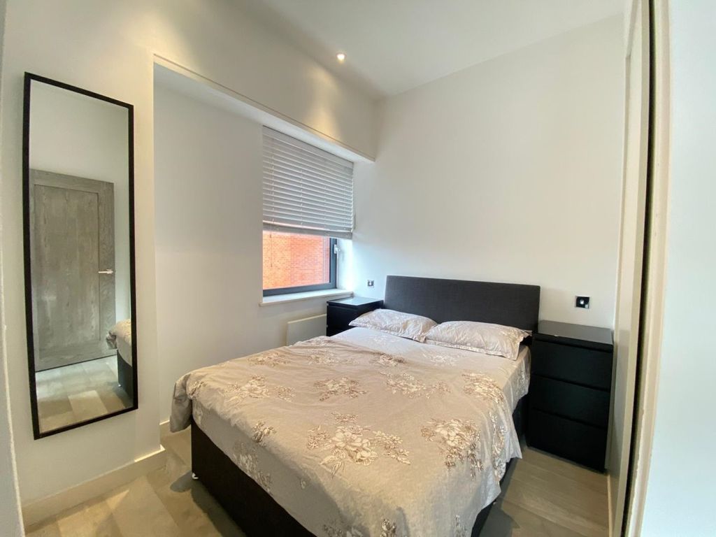 1 bed flat for sale in Wellington Street, Slough SL1, £160,000