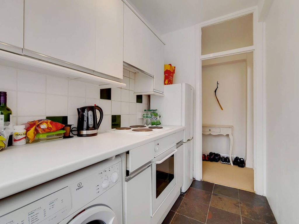 1 bed flat for sale in Balham High Road, Balham, London SW17, £315,000