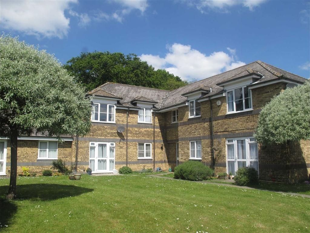 2 bed flat for sale in Rickmansworth Road, Harefield UB9, £315,000