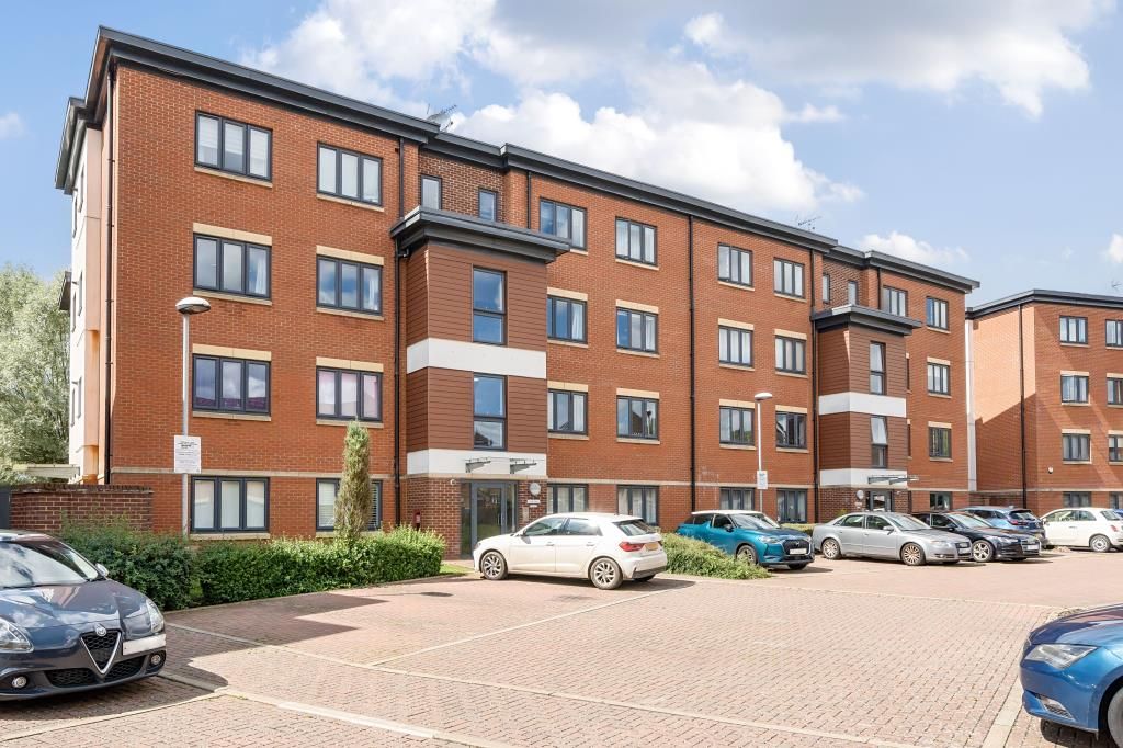 2 bed flat for sale in High Wycombe, Buckinghamshire HP12, £280,000