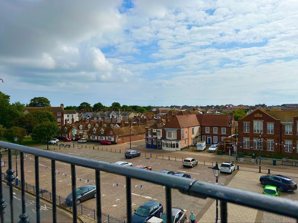 3 bed flat for sale in The Conge, Great Yarmouth NR30, £170,000