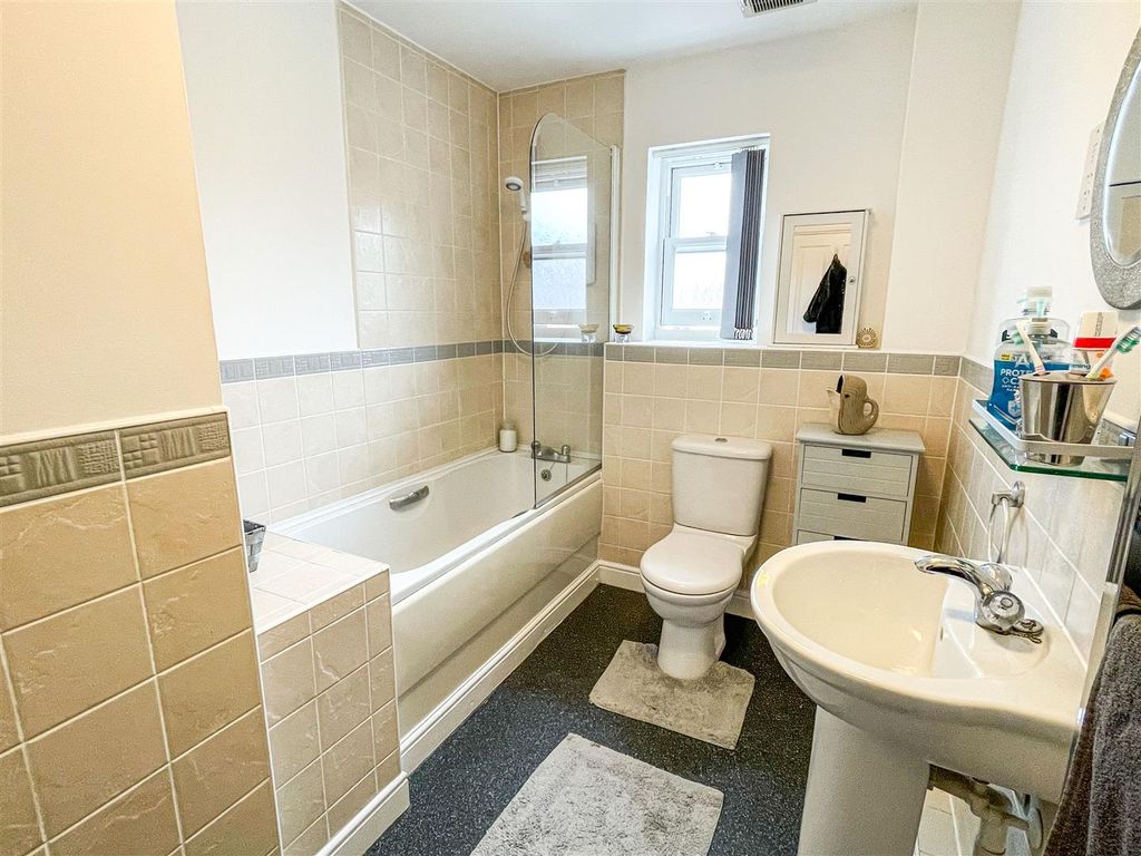 1 bed flat for sale in Martin House, Willow Drive, Cheddleton ST13, £105,000