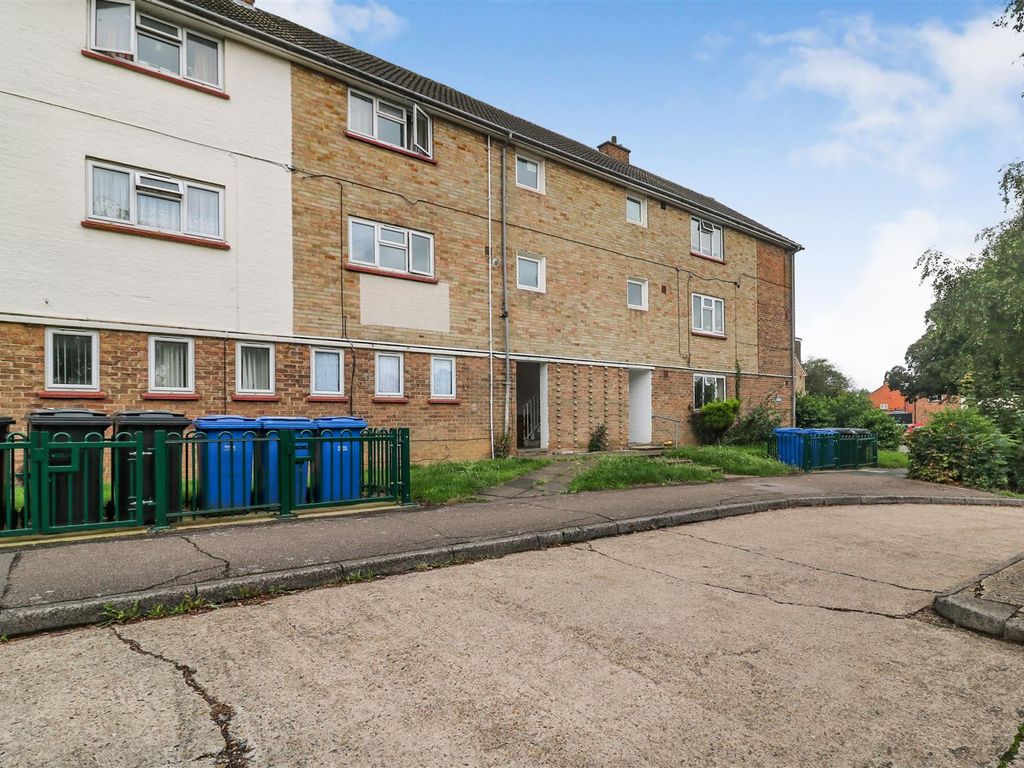 2 bed flat for sale in The Dashes, Harlow CM20, £220,000
