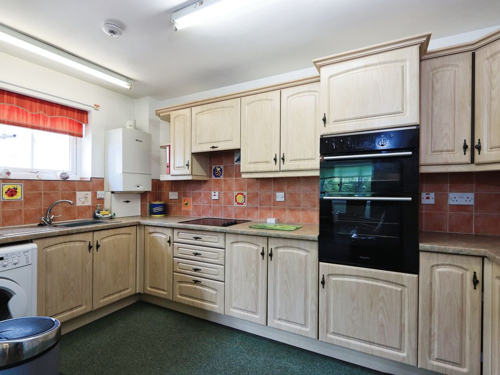 2 bed flat for sale in Cowley Lane, Chapeltown, Sheffield, South Yorkshire S35, £135,000