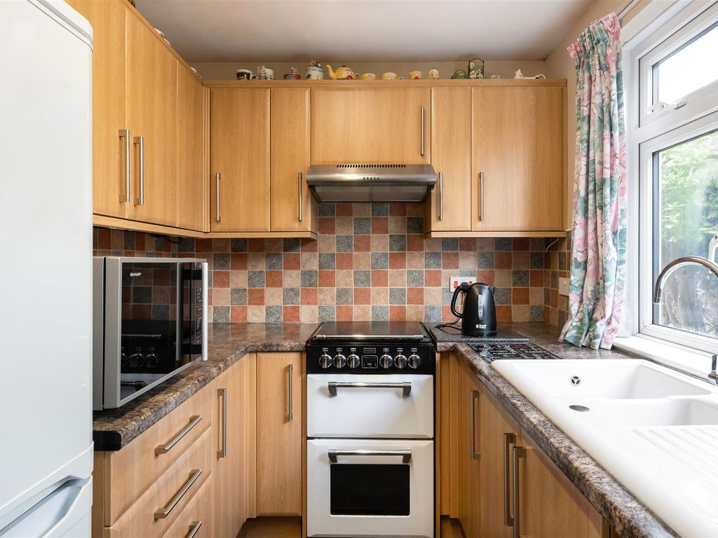 2 bed flat for sale in Hayden Close, Bath BA2, £275,000