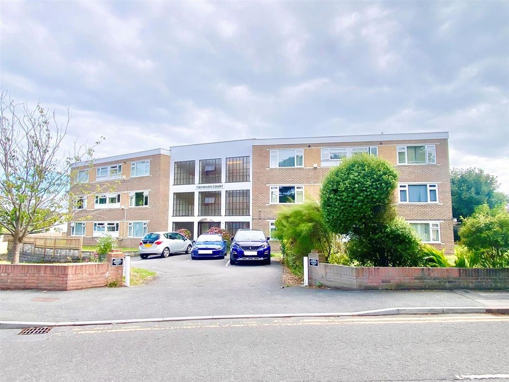2 bed flat for sale in Twynham Road, Southbourne, Bournemouth BH6, £250,000