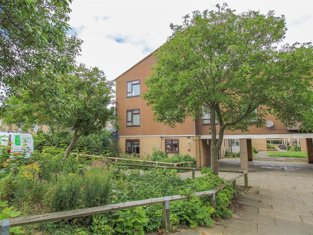 1 bed flat for sale in Taylifers, Harlow CM19, £135,000