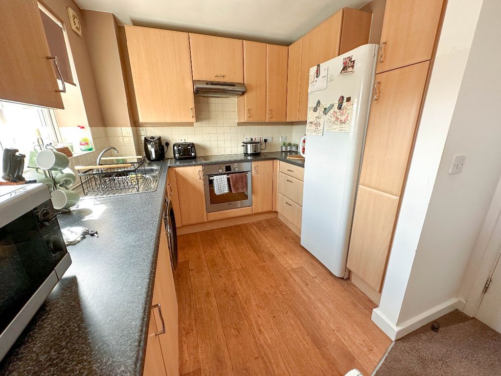 2 bed flat for sale in Hingley Court, Hill Passage, Cradley Heath B64, £109,000
