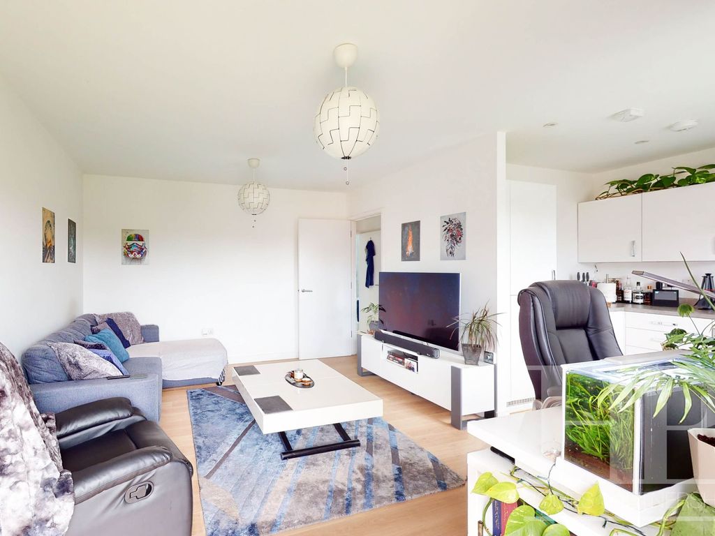 1 bed flat for sale in North Road, Crawley RH10, £87,500