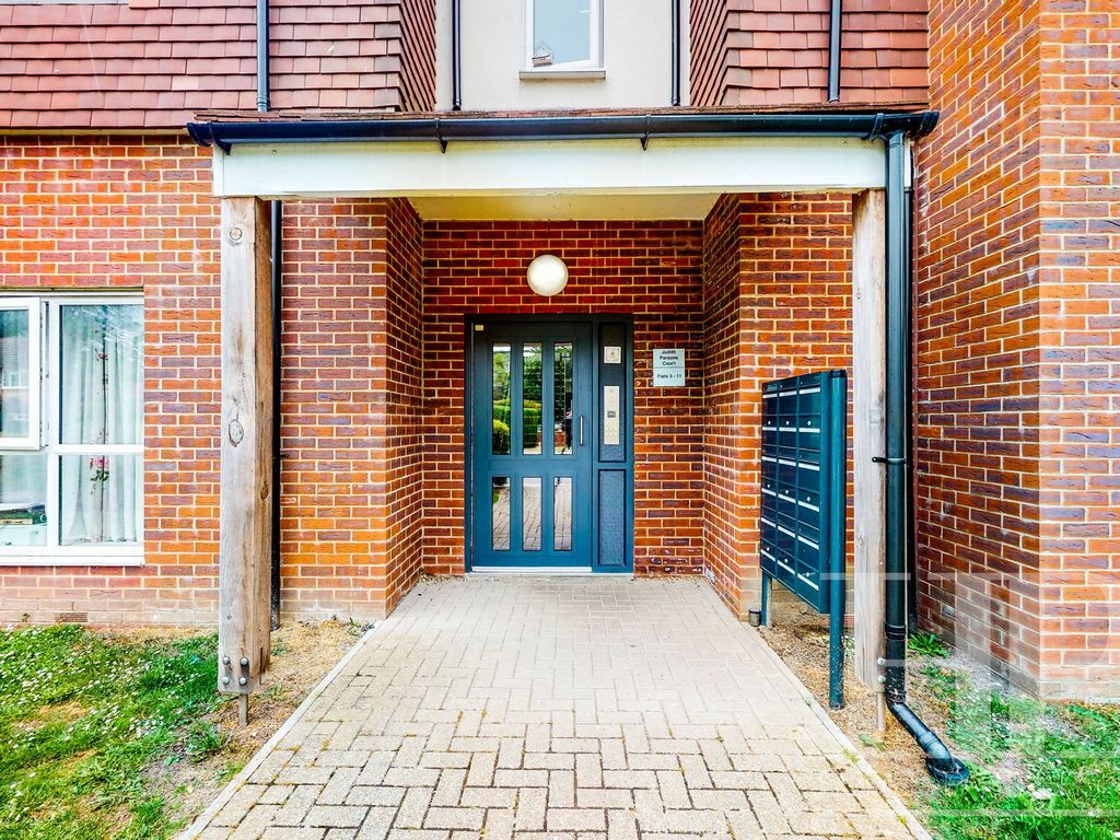 1 bed flat for sale in North Road, Crawley RH10, £87,500