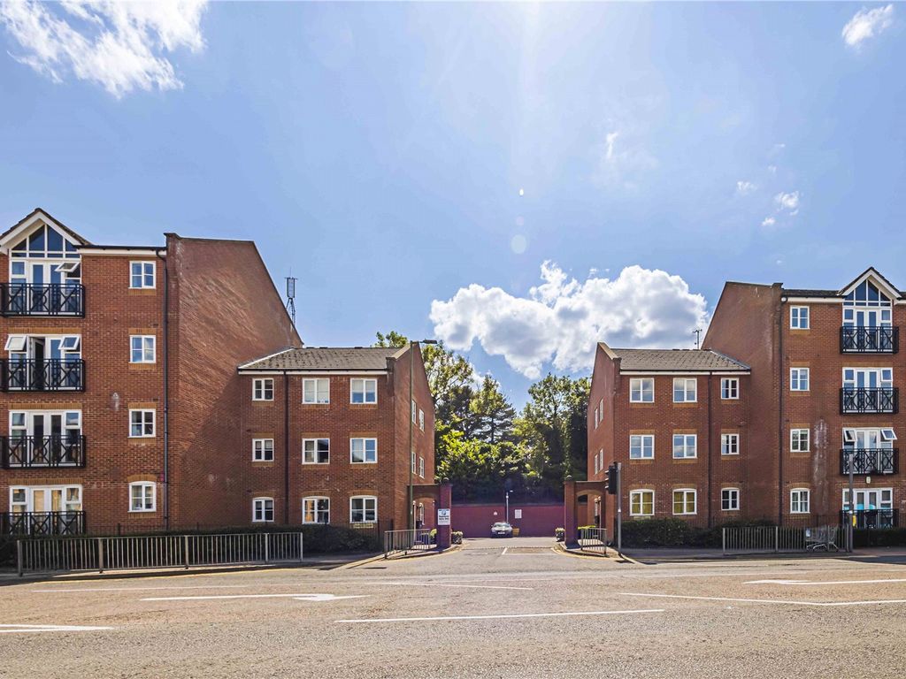 2 bed flat for sale in Frances House, London Road, Apsley, Hertfordshire HP3, £245,000