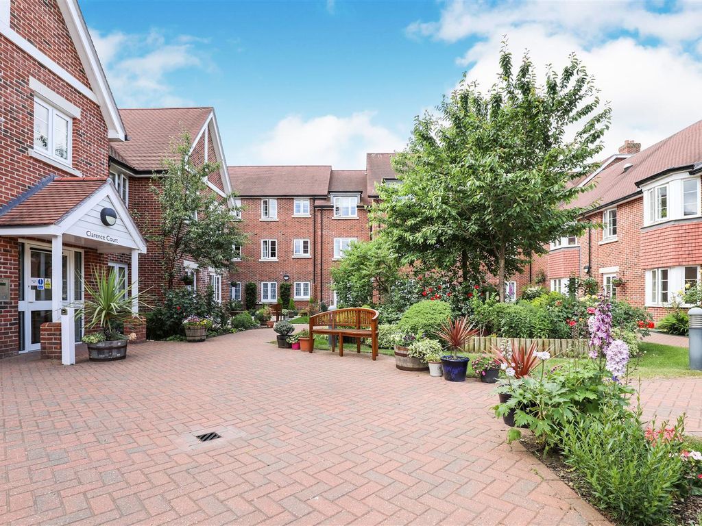 1 bed flat for sale in Clarence Court, Clarence Road, Horsham RH13, £250,000