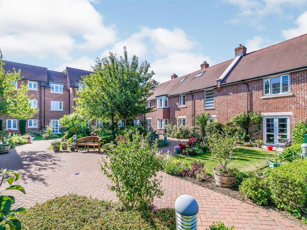 1 bed flat for sale in Clarence Court, Clarence Road, Horsham RH13, £250,000