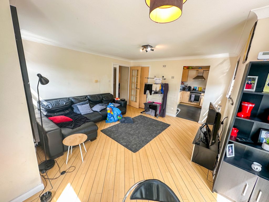 3 bed flat for sale in Grandholm Crescent, Aberdeen AB22, £150,000